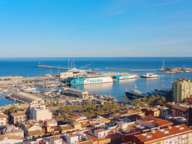 Denia, İspanya - 3 Ocak 2024: Denia limanı, Kosta Blanca üzerinde Alicante eyaletinin tarihi kıyı kenti.
