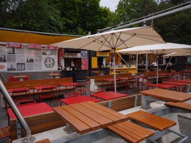 Viyana, Avusturya - 21 Temmuz 2023. Viyana Film Festivali, Avrupa 'nın en büyük kültürü, mutfak festivali. Festival başlamadan önce boş restoran alanı