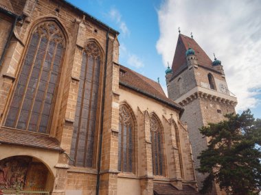 Perchtoldsdorf, Avusturya - 22 Temmuz 2023. 15. ve 16. yüzyılda inşa edilmiş müstahkem kulesi olan tarihi bir şehir. Perchtoldsdorf kasabası, Moedling bölgesi, Aşağı Avusturya.