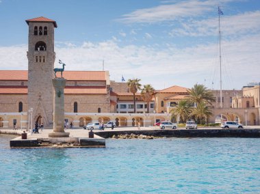 Rodos, Yunanistan - 16 Nisan 2023: Rodos 'taki Mandraki limanı, geyik heykelleriyle ünlüdür. Antik çağlarda Rodos Heykeli burada duruyordu. Turistler adada..