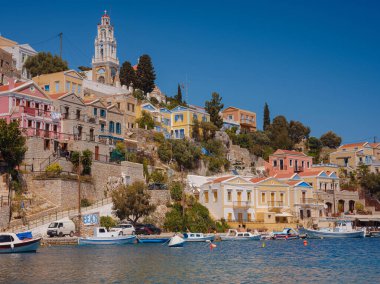 Symi Adası, Yunanistan - 20 Nisan 2023: Yunanistan 'da Symi Adası manzarası. Yunanistan 'ın küçük Dodecanese adası sakin atmosferi ve muhteşem mimarisi ile ziyaretçileri hayrete düşürüyor.