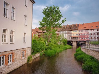 Erfurt, Almanya - 21 Mayıs 2023: Gera Nehri kıyısındaki tarihi evler.