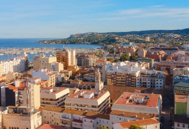 Denia, İspanya - 3 Ocak 2024: Kosta Blanca üzerinde, Alicante eyaletinin Denia kentinin tarihi kıyı kenti