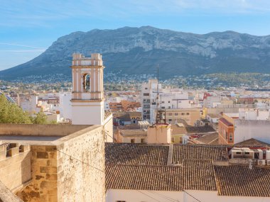 Şehir detayları, eski evlerin kil çatıları Denia, Costa Blanca, Historische Altstadt kalesinin gözlem güvertesi. Alicante Bölgesi İspanya