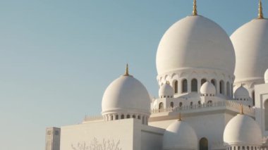 Abu Dabi 'deki ikonik Şeyh Zayed Camii' nin çarpıcı manzarası. Büyük mimari, karmaşık mermer detaylar, dingin atmosfer onu BAE 'deki İslam kültürünün ve ruhaniliğin olağanüstü bir sembolü yapıyor..