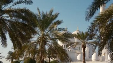 Abu Dabi 'deki ikonik Şeyh Zayed Camii' nin çarpıcı manzarası. Büyük mimari, karmaşık mermer detaylar, dingin atmosfer onu BAE 'deki İslam kültürünün ve ruhaniliğin olağanüstü bir sembolü yapıyor..