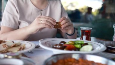 Türk kahvaltısı, Pazar büyük kahvaltısı ya da feta peyniri ve yumurtalı brunch, Türk yemeği restoranda servis ediliyor, kadınlar lezzetli yemeklerden hoşlanıyor