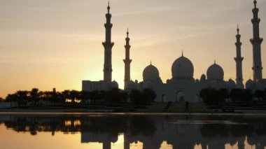 Abu Dabi 'deki Şeyh Zayed Camii' nin günbatımının çarpıcı manzarası. Büyük mimari, dingin atmosfer onu BAE 'deki İslam kültürünün ve ruhaniliğin dikkate değer bir sembolü yapıyor. Wahat Al Karama 'dan görüntü