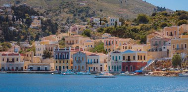 Symi Adası, Yunanistan - 20 Nisan 2023: Yunanistan 'da Symi Adası manzarası. Yunanistan 'ın küçük Dodecanese adası sakin atmosferi ve muhteşem mimarisi ile ziyaretçileri hayrete düşürüyor.