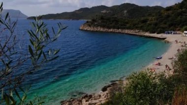 Kas limanındaki halk plajı, Türk Akdeniz tatil beldesinde turizm sezonunun sonu