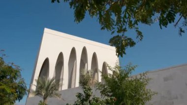 Abrahamic aile evi Saadiyat adası Abu Dabi BAE. Abu Dabi 'deki Saadiyat Adası' nda Kültür Bölgesi 'nde bulunan dinler arası kompleks inşaat alanı