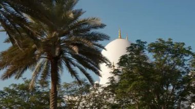 Abu Dabi 'deki ikonik Şeyh Zayed Camii' nin çarpıcı manzarası. Büyük mimari, karmaşık mermer detaylar, dingin atmosfer onu BAE 'deki İslam kültürünün ve ruhaniliğin olağanüstü bir sembolü yapıyor..