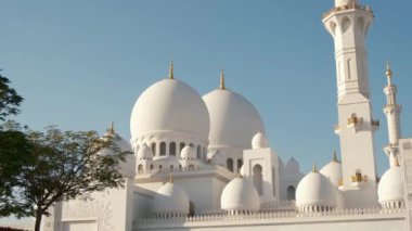 Abu Dabi 'deki ikonik Şeyh Zayed Camii' nin çarpıcı manzarası. Büyük mimari, karmaşık mermer detaylar, dingin atmosfer onu BAE 'deki İslam kültürünün ve ruhaniliğin olağanüstü bir sembolü yapıyor..