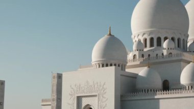 Abu Dabi 'deki ikonik Şeyh Zayed Camii' nin çarpıcı manzarası. Büyük mimari, karmaşık mermer detaylar, dingin atmosfer onu BAE 'deki İslam kültürünün ve ruhaniliğin olağanüstü bir sembolü yapıyor..