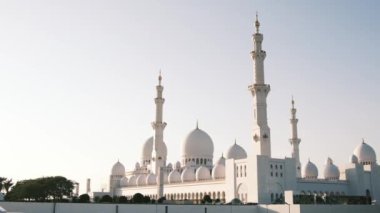 Abu Dabi 'deki ikonik Şeyh Zayed Camii' nin çarpıcı manzarası. Büyük mimari, karmaşık mermer detaylar, dingin atmosfer onu BAE 'deki İslam kültürünün ve ruhaniliğin olağanüstü bir sembolü yapıyor..