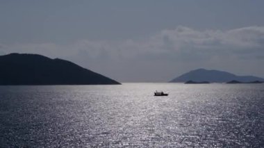 Kas kasabasından adalara ve açık denizdeki teknelere kadar olan kıyı manzarası. Akdeniz Türk tatil beldesi