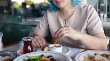 Türk kahvaltısı, Pazar büyük kahvaltısı ya da feta peyniri ve yumurtalı brunch, Türk yemeği restoranda servis ediliyor, kadınlar lezzetli yemeklerden hoşlanıyor