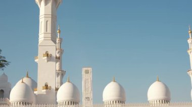 Abu Dabi 'deki ikonik Şeyh Zayed Camii' nin çarpıcı manzarası. Büyük mimari, karmaşık mermer detaylar, dingin atmosfer onu BAE 'deki İslam kültürünün ve ruhaniliğin olağanüstü bir sembolü yapıyor..