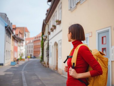 Turist kadın güzel Erfurt şehrini keşfediyor, tarihi caddelerinde geziyor, büyüleyici mimarisine hayran kalıyor, ve zengin şehirlere gömülmüş kültürel yapılar keşfediyor..
