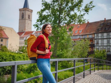 Turist kadın güzel Erfurt şehrini keşfediyor, tarihi caddelerinde geziyor, büyüleyici mimarisine hayran kalıyor, ve zengin şehirlere gömülmüş kültürel yapılar keşfediyor..
