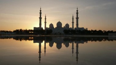 Abu Dabi 'deki Şeyh Zayed Camii' nin günbatımının çarpıcı manzarası. Büyük mimari, dingin atmosfer onu BAE 'deki İslam kültürünün ve ruhaniliğin dikkate değer bir sembolü yapıyor. Wahat Al Karama 'dan görüntü
