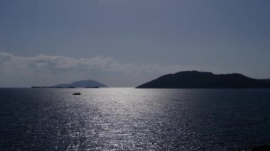 Kas kasabasından adalara ve açık denizdeki teknelere kadar olan kıyı manzarası. Akdeniz Türk tatil beldesi
