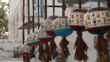 Geleneksel seramik boyama, Kalkan köyünde güzel eski bir bina, Geometrik desenlerle süslenmiş, kültürel miras ve mimari cazibenin nostaljik bir karışımını oluşturuyor.