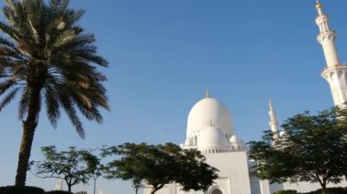 Abu Dabi 'deki ikonik Şeyh Zayed Camii' nin çarpıcı manzarası. Büyük mimari, karmaşık mermer detaylar, dingin atmosfer onu BAE 'deki İslam kültürünün ve ruhaniliğin olağanüstü bir sembolü yapıyor..