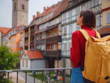 Turist kadın güzel Erfurt şehrini keşfediyor, tarihi caddelerinde geziyor, büyüleyici mimarisine hayran kalıyor, ve zengin şehirlere gömülmüş kültürel yapılar keşfediyor..