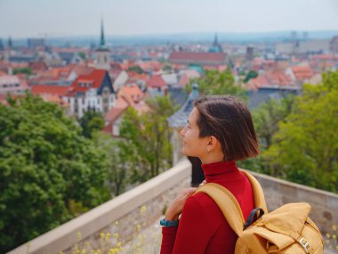 Turist kadın güzel Erfurt şehrini keşfediyor, tarihi caddelerinde geziyor, büyüleyici mimarisine hayran kalıyor, ve zengin şehirlere gömülmüş kültürel yapılar keşfediyor..