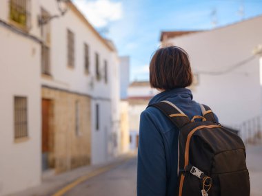 İspanya 'nın Alicante eyaletinin büyüleyici dar sokaklarında gezinen, tarihi Akdeniz mimarisi ile çevrili, barışçıl atmosfer ve kültürel ortamın tadını çıkaran genç bir kadın..
