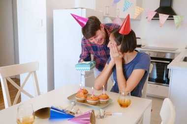Aile, doğum günü kutlaması için güzel dekore edilmiş yemek odasında hediyelerini değiş tokuş eder. Dekorasyon şenlikli dekorasyonlar ve sıcak, neşeli atmosferle dolu..