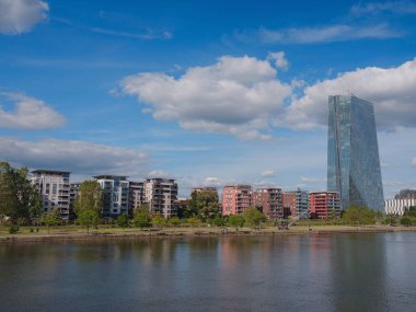Frankfurt, Almanya - 16 Mayıs 2023: Açık güneşli bir yaz gününde Frankfurt am Main City gökyüzü. Ana nehir, Hessen, Hesse, Almanya