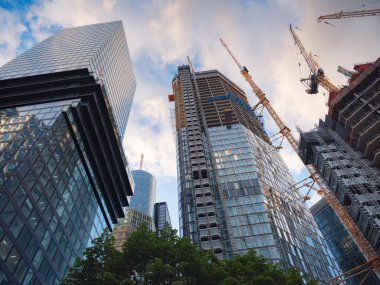 Frankfurt, Almanya - 16 Mayıs 2023: Frankfurt 'ta akşam ışığında gelişmekte olan bir iş merkezi olan şehrin tam ortasına bir gökdelen inşa edilmesi