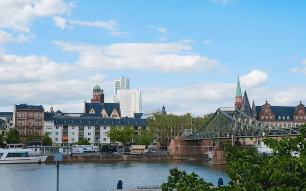 Frankfurt, Almanya - 19 Mayıs 2023: Açık güneşli bir yaz gününde Frankfurt am Main City silueti. Ana nehir, Hessen, Hesse, Almanya