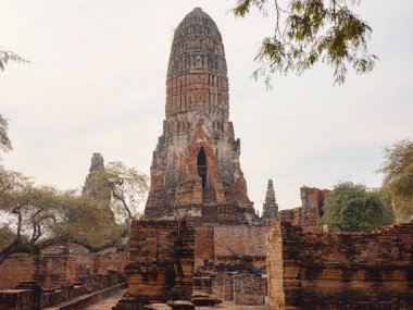 Wat Phra Ram Ayutthayas antik tapınak ve ikonik simgeler, bu UNESCO Dünya Mirası sahasının huzurlu atmosferinde karmaşık mimari, tarihi kalıntılar ve kültür mirası sergileniyor.