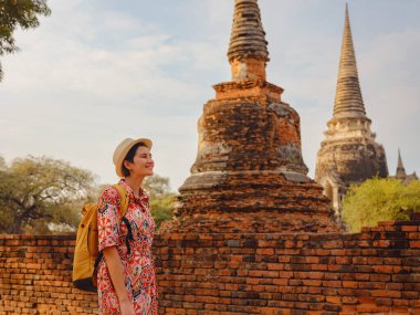 Tayland 'ın Ayutthaya kentinde tarihi parkı keşfetmek için giyinmiş genç bir bayan turist. Wat Phra Si Sanju antik tapınaklar ve heykeller, o huzurlu atmosfer ve zengin kültür mirasının tadını çıkarıyor..