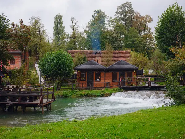 Hırvatistan 'ın Rastoke kentinin büyüleyici ayrıntıları, geleneksel ahşap evler, taş fabrikaları ve canlı yeşil manzaralar sergileniyor. Tarihi mimari ve akarsular tuhaf, kırsal bir ortam yaratıyor..