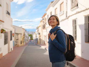 İspanya 'nın Alicante eyaletinin büyüleyici dar sokaklarında gezinen, tarihi Akdeniz mimarisi ile çevrili, barışçıl atmosfer ve kültürel ortamın tadını çıkaran genç bir kadın..