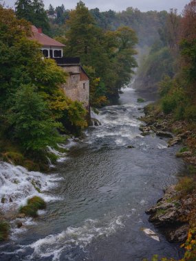 Hırvatistan 'ın Slunj kenti yakınlarındaki Rastoke Köyü' ne git. Korana nehrinin şelalelerinde nefes kesici eski su değirmenleri, güzel kırsal alanlar.