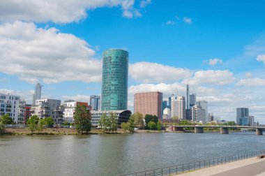 Frankfurt, Almanya - 19 Mayıs 2023: Açık güneşli bir yaz gününde Frankfurt am Main City silueti. Ana nehir, Hessen, Hesse, Almanya