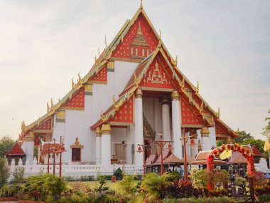 Ayutthaya, Tayland - 26 Ocak 2024: Ayutthaya 'da Wihan Phra Mongkhon Bophit, karmaşık ayrıntılar ve Tayland geleneğini yansıtan ruhani atmosfer ile mimari ve mirası sergiliyor