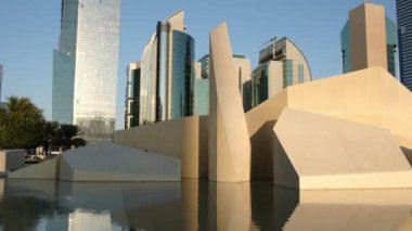 Abu Dabi, BAE 'deki en eski taş bina olan Qasr al-Hosn Kulesi' nde çarpıcı mimari ve yemyeşil bahçeler bulunmaktadır..