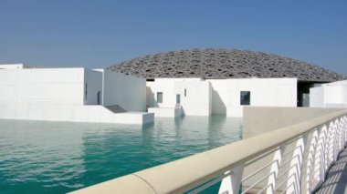 Abu Dabi, Birleşik Arap Emirlikleri - 6 Ocak 2024: Louvre Abu Dabi, çarpıcı modern mimarisini ve ikonik kubbesini sergiledi. Müzenin eşsiz tasarımı ve sakin rıhtımı,