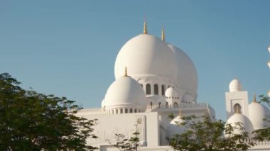 Abu Dabi 'deki ikonik Şeyh Zayed Camii' nin çarpıcı manzarası. Büyük mimari, karmaşık mermer detaylar, dingin atmosfer onu BAE 'deki İslam kültürünün ve ruhaniliğin olağanüstü bir sembolü yapıyor..
