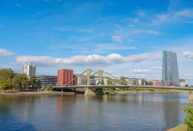 Frankfurt, Almanya - 19 Mayıs 2023: Açık güneşli bir yaz gününde Frankfurt am Main City silueti. Ana nehir, Hessen, Hesse, Almanya