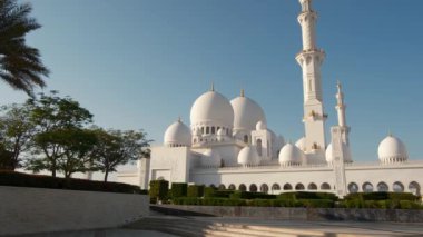Abu Dabi 'deki ikonik Şeyh Zayed Camii' nin çarpıcı manzarası. Büyük mimari, karmaşık mermer detaylar, dingin atmosfer onu BAE 'deki İslam kültürünün ve ruhaniliğin olağanüstü bir sembolü yapıyor..