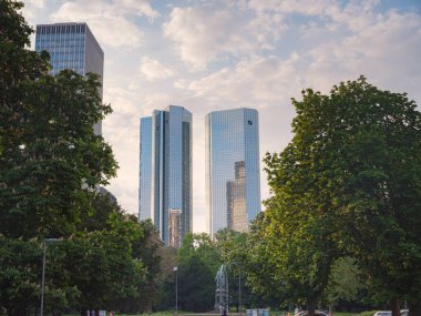 Frankfurt, Almanya - 15 Mayıs 2023: Frankfurt 'taki iş alanındaki modern gökdelenlerin alt manzarası. Metro istasyonu Festhalle ya da Messe yakınlarındaki şehir merkezinde.