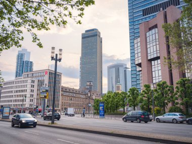 Frankfurt, Almanya - 15 Mayıs 2023: Frankfurt, şehir merkezinde akşam ışığında modern gökdelenlerin alt manzarası, sokak yaşamı.