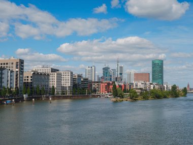 Frankfurt, Almanya - 16 Mayıs 2023: Açık güneşli bir yaz gününde Frankfurt am Main City gökyüzü. Ana nehir, Hessen, Hesse, Almanya